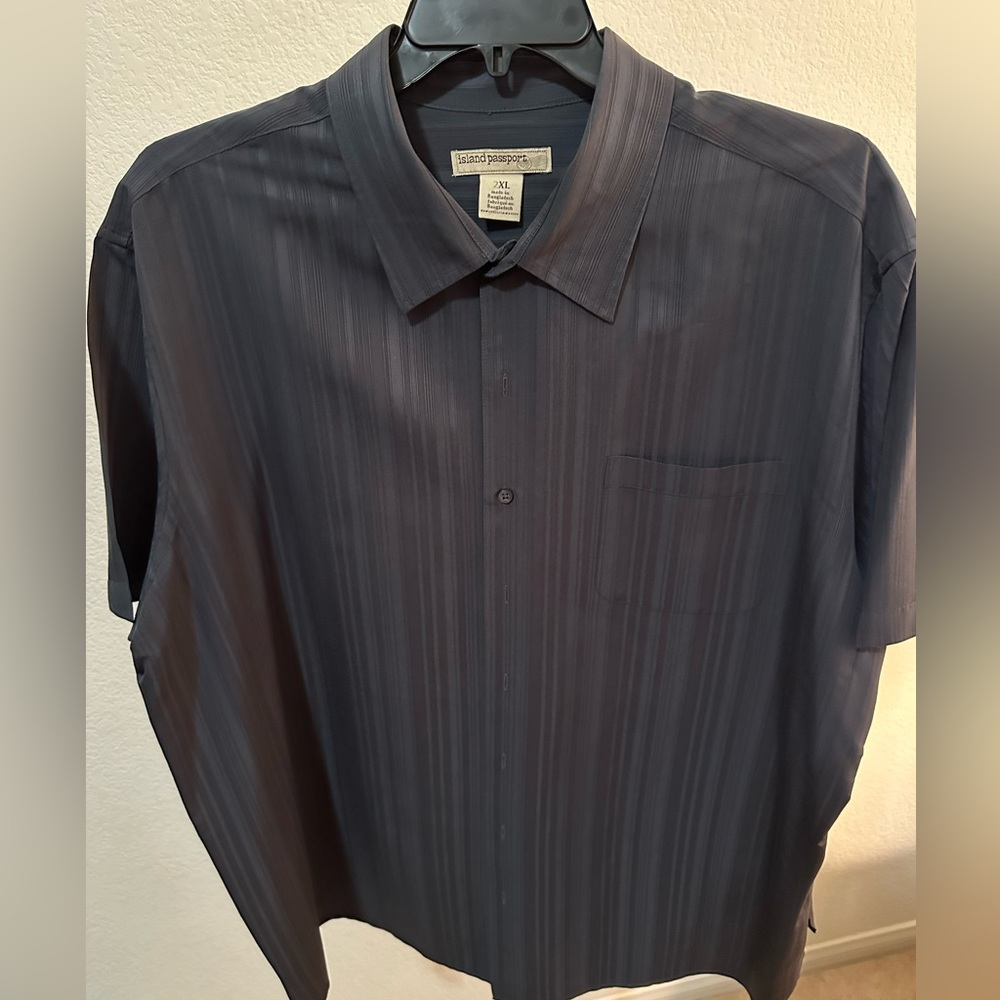 Nice black and gray island passport two XL short sleeve